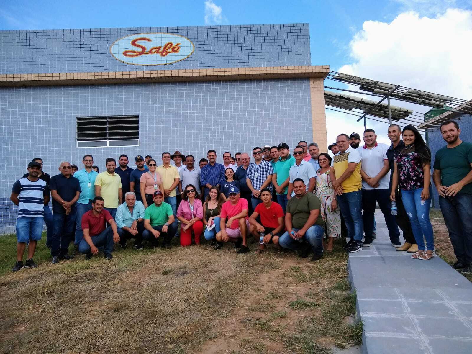 <strong>Presidente do Conagreste, Marlan Ferreira, leva criadores de suínos para conhecer estrutura de frigorifico em São Brás</strong>