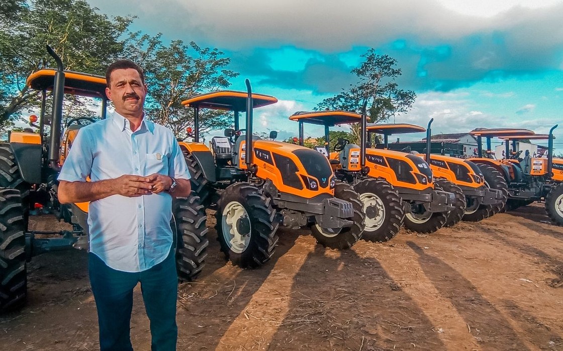 Confira imagens da entrega de tratores e implementos agrícolas feita pelo presidente Marlan Ferreira a municípios do Conagreste