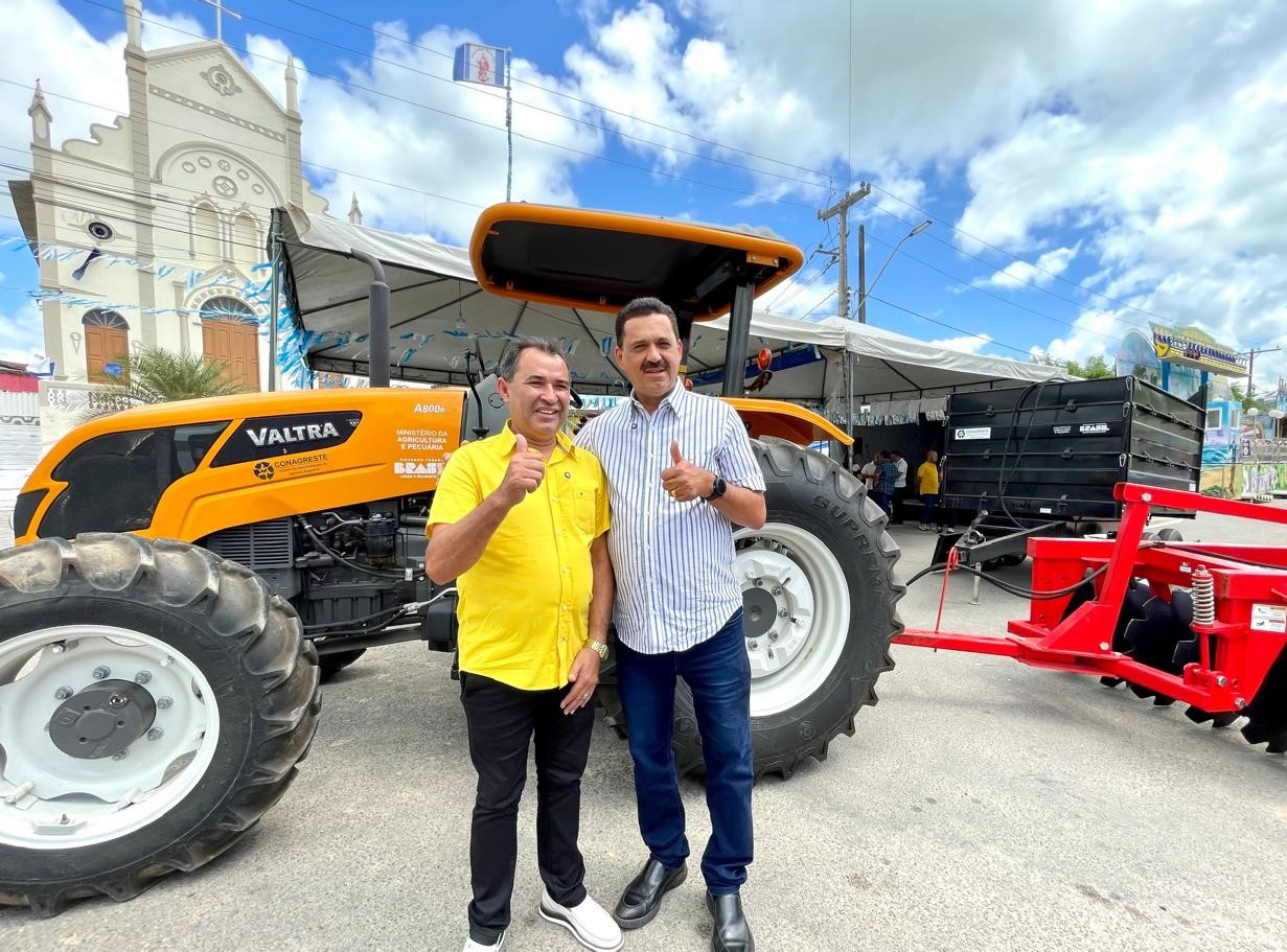 Conagreste entrega trator e implementos agrícolas em Tanque D’arca